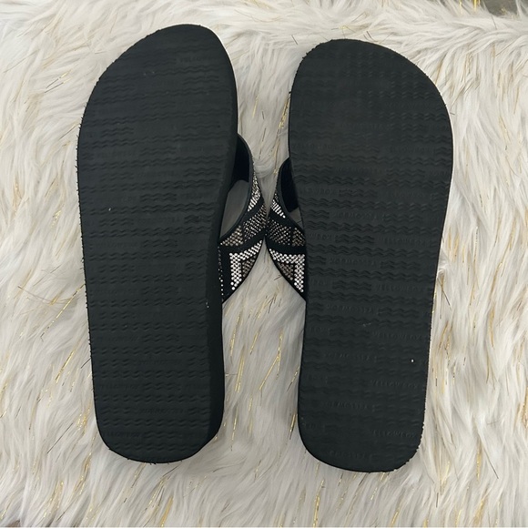 Yellow Box Black Flip Flop Sandals | Size 8.5 - Picture 5 of 5